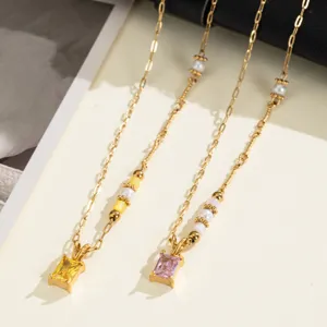 Collana in acciaio inossidabile dorato con zirconi cubici rettangolari e perle eleganti.