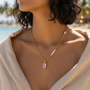 Collana in oro in acciaio inossidabile con ciondolo in zircone rosa e perla elegante.
