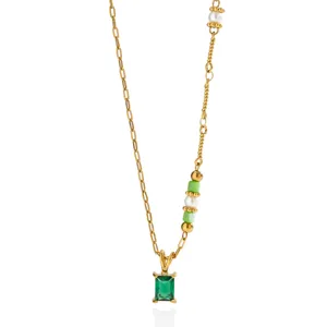 Collana in acciaio inossidabile dorato con pendente zircone rettangolare verde e perle