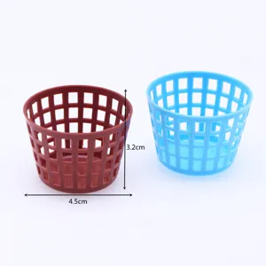 Panier de rangement miniature en plastique, accessoire de maison de poupée, vue détaillée.