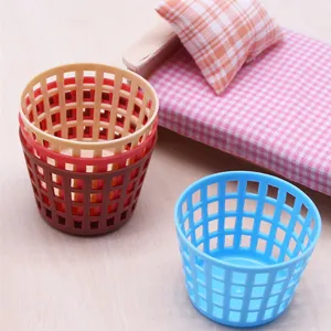 Ensemble de paniers de rangement miniatures pour maison de poupée, paniers à linge en plastique.
