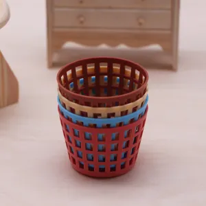 Vue détaillée des paniers de rangement miniatures en plastique pour maison de poupée colorés.