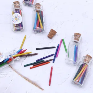 Miniature pot en verre crayons de couleur détails pour décoration de maison de poupée.
