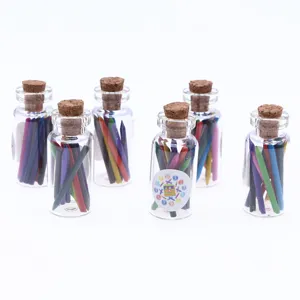 Crayons de couleur en bouteille miniature pour maison de poupées et accessoires déco.