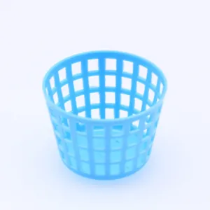 Vue de détail en gros plan d'un mini panier en plastique bleu pour mini scènes de maison.