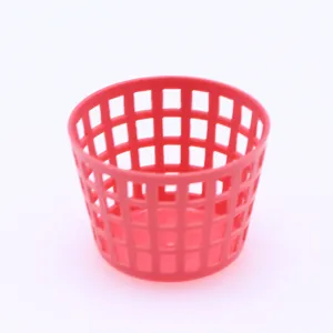 Mini panier de rangement en plastique rose, ideal pour decor de scene miniature de maison.
