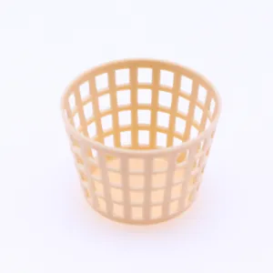 Gros plan détaillé d'un charmant petit panier de rangement miniature en plastique.