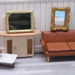 Miniatura casa delle bambole specchio dorato decorato e set di mobili scena dettaglio