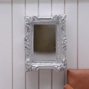 Specchio intagliato classico argentato in miniatura per casa delle bambole, mobile decorativo.