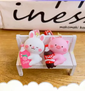 Détail de porte-clés de dessin animé d'animaux mignons, breloques en résine lapin et cochon.