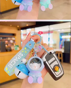 Detalle de llavero de gato astronauta lindo, colgante luminoso creativo para bolsos y llaves.