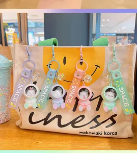 Set de llaveros de gato espacial con diseño luminoso, perfectos para mochilas.