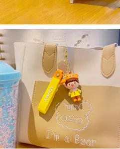 Détail de porte-clés poupée dessin animé, accessoire de sac mignon, anneau en métal, sangle jaune.