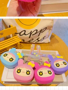 Detailansicht der niedlichen Cartoon Kaninchen Silikon Münztasche mit bunten Farben und weicher Textur.