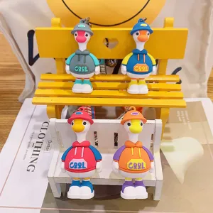Simpatico portachiavi anatra di tendenza con felpa con cappuccio colorata e cappello.
