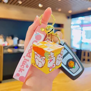 Porte-clés cube de rubik lapin de dessin animé mignon avec sangle rose pour sacs et cartables.