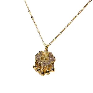 Chique gouden slot hanger ketting met kleine belletjes bedels, trendy roestvrij staal damessieraden.