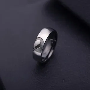 Edelstahl Ring Detailaufnahme mit geteiltem Herz, minimalistisches Partnerdesign fuer Alltag.