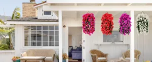 Flores artificiales de bougainvillea en cesta colgante para decoracion de jardin exterior.