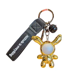 Llavero lindo de conejo espacial chapado en oro con correa colgante de metal para bolsos