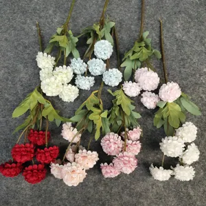 Détail de fleur de chrysanthème pompon artificiel, arrangement floral en soie pour décoration.