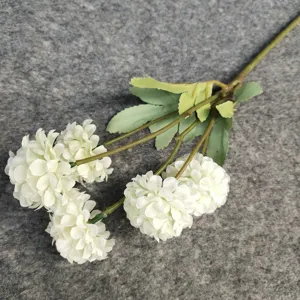 Vue détaillée de fleurs en soie artificielle avec chrysanthèmes réalistes pour décoration.