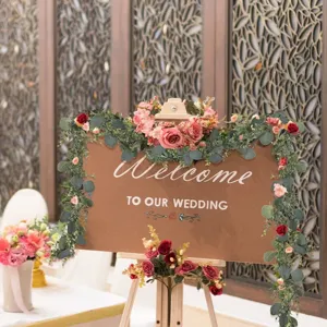 Guirlande d'eucalyptus artificielle avec roses pour arche de mariage et deco maison.