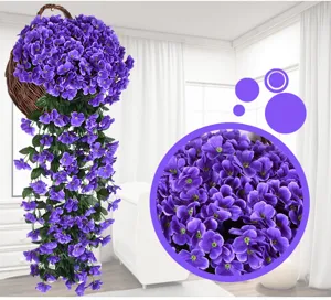 Détail de panier suspendu de violettes artificielles, fleurs violettes pour déco jardin.