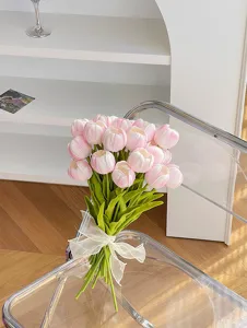 Vista detallada de ramo de tulipanes artificiales de PU rosa con un lazo blanco deco.