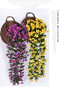 Fleurs de violette suspendues artificielles dans un beau panier en osier vue détaillée