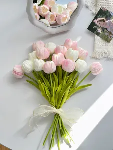 Ramo de tulipanes artificiales rosa y blanco flores de seda decoración detalle vista