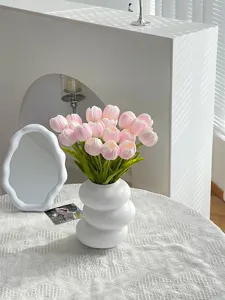 Flores de tulipanes artificiales en jarrón blanco decoración del hogar detalle