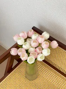 Detalle de flores de tulipán artificiales de PU, ideal para la decoración de mesas de sala de estar.