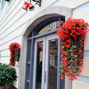 Panier de fleurs suspendu rouge artificiel décoration murale jardin mariage guirlande de lierre.