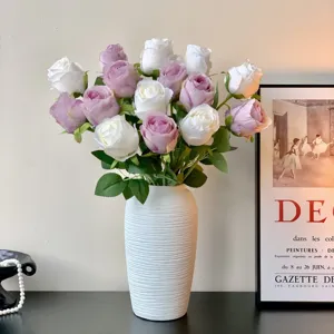 Ramo de rosas artificiales con jarrón de cerámica blanca para decoración del hogar.