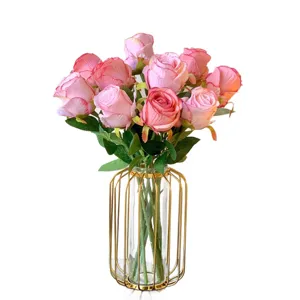 Ramo de rosas artificiales rosas con florero de vidrio dorado para decoración del hogar.