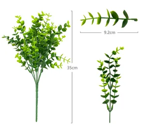 Künstlicher Eukalyptus-Zweig Detailansicht, hochdichte grüne Pflanzen-Blüten-Accessoire.