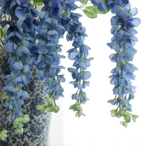 Detalle de primer plano de flores artificiales de glicinia azul colgantes para bodas y decoración.