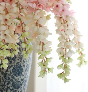 Primer plano detallado de flores colgantes artificiales, pétalos delicados y tonos naturales.