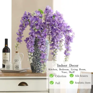 Flores artificiales de glicinia morada en florero de cerámica para decoración de hogar fiesta.