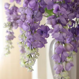 Primer plano de flores de glicinia artificiales moradas colgantes, ideales para decoración.