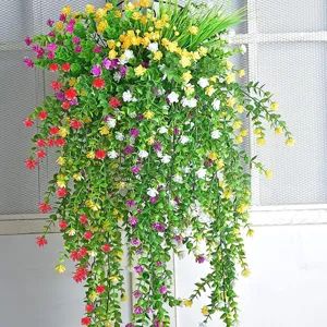 Guirnalda colgante de eucalipto artificial con flores coloridas para decoracion de bodas.