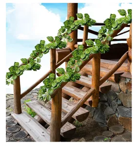 Vue de détail de fausse liane de lierre artificiel sur escalier en bois pour la décoration.