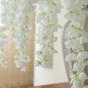 Detalle de flor de glicina colgante artificial enredadera blanca decoración techo