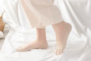 Details of women five toe invisible boat socks, soft cotton shallow mouth anti slip design.