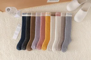 Gemütliche Korallenfleece Langsocken für Damen, warme Wintersocken, flauschige Haussocken.