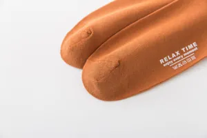 Detalle en primer plano de calcetines casuales de algodón para hombres con bonito estampado.