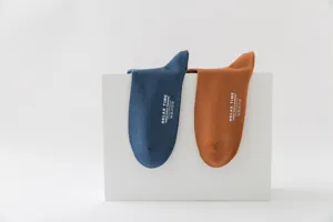 Calcetines de algodón casual de tubo medio sólido para hombres vista detallada con estampado.