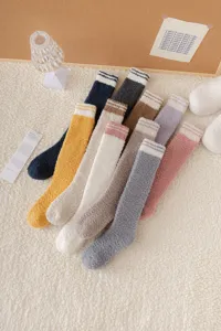 Gemütliche Damen Korallenfleece Wintersocken, warme gestreifte Sleep und Bodensocken.