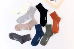 Vista de detalle calcetines lisos hombre, algodón transpirable finos casual verano.
